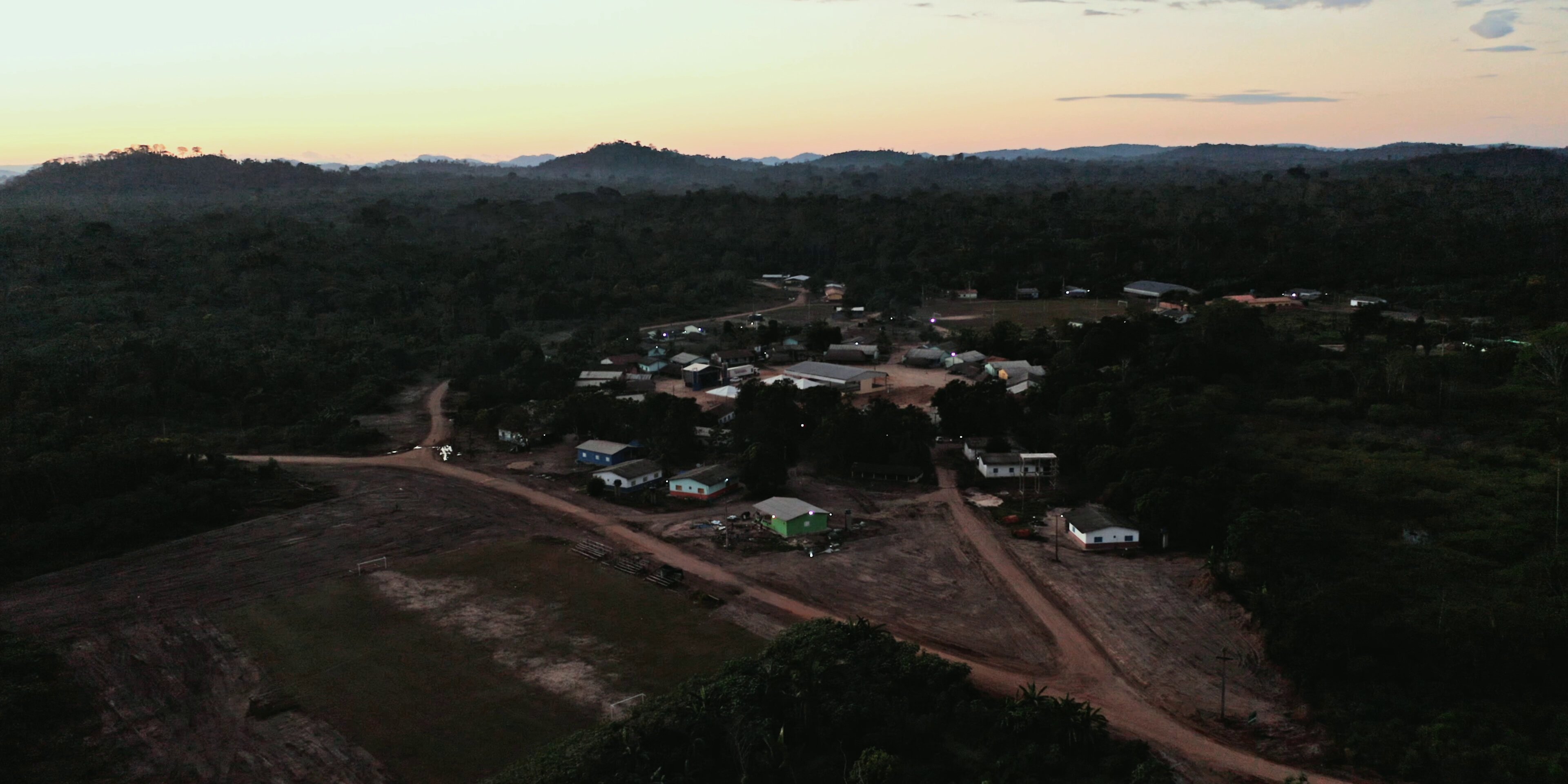 Vista aérea da aldeia ao anoitecer